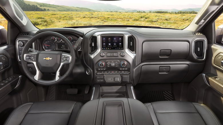 2021년형 Chevy Silverado 픽업 트럭의 전면 내부 와이드 뷰.
