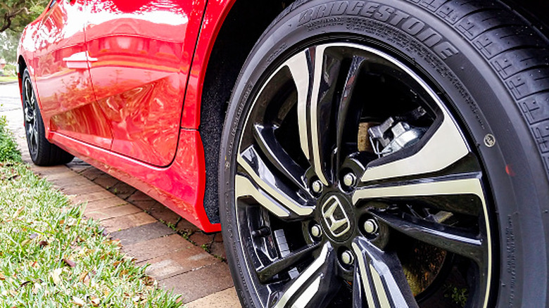 빨간색 Honda에 장착된 Bridgestone 타이어의 클로즈업