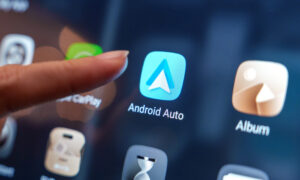 Google은 Android Auto의 연결 끊김 문제에 대한 수정 사항을 조용히 발표했습니다.