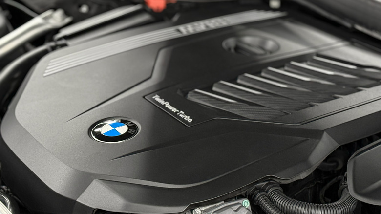 검정색 BMW 엔진 커버 클로즈업.