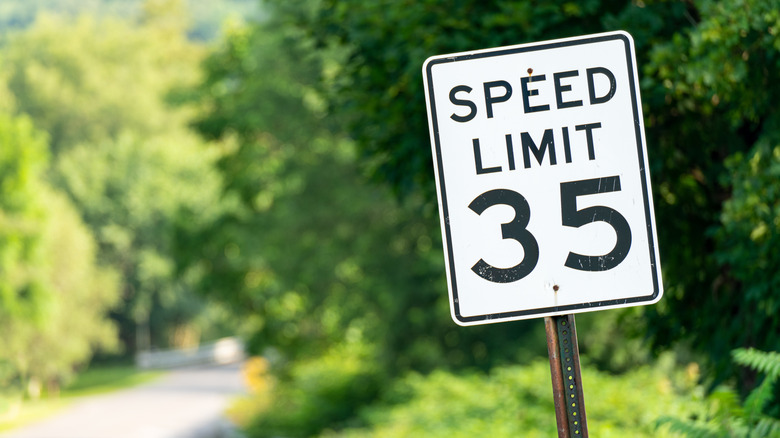 시골길의 35mph 속도 제한 표지판