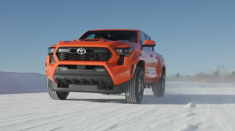 눈 덮인 환경에서 운전하는 Toyota Tundra, 전면 로우 앵글 뷰