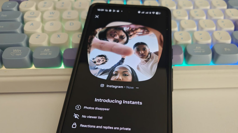 Instagram 인스턴트 기능을 보여주는 광고가 Android 휴대전화 화면에 표시됩니다.