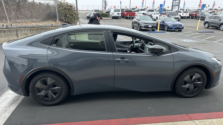 주차장의 2024 Toyota Prius, 오른쪽 모습