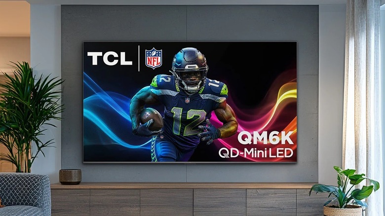 거실의 TCL QM64L 미니 LED TV