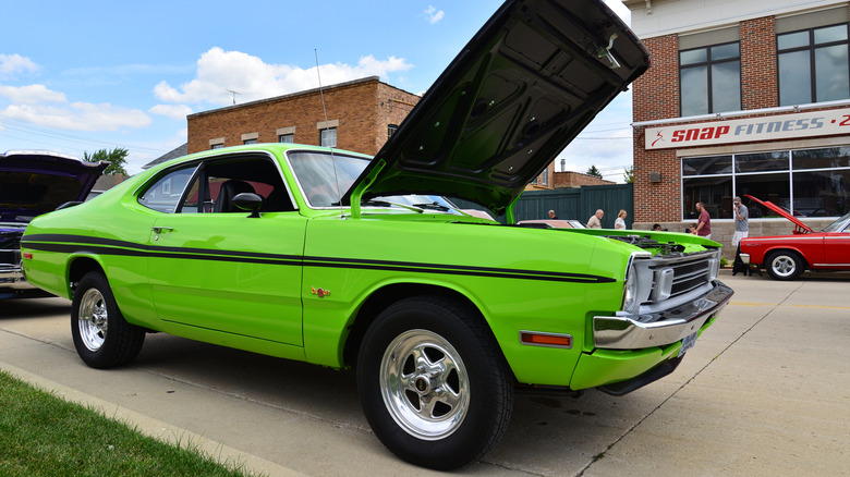 자동차 쇼에 주차된 녹색 1970년대 Dodge Demon의 전면 3/4 뷰.
