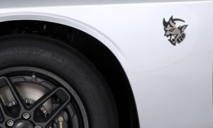 현대의 Dodge Demon 로고는 70년대에 사용된 로고와 어떻게 다릅니까?