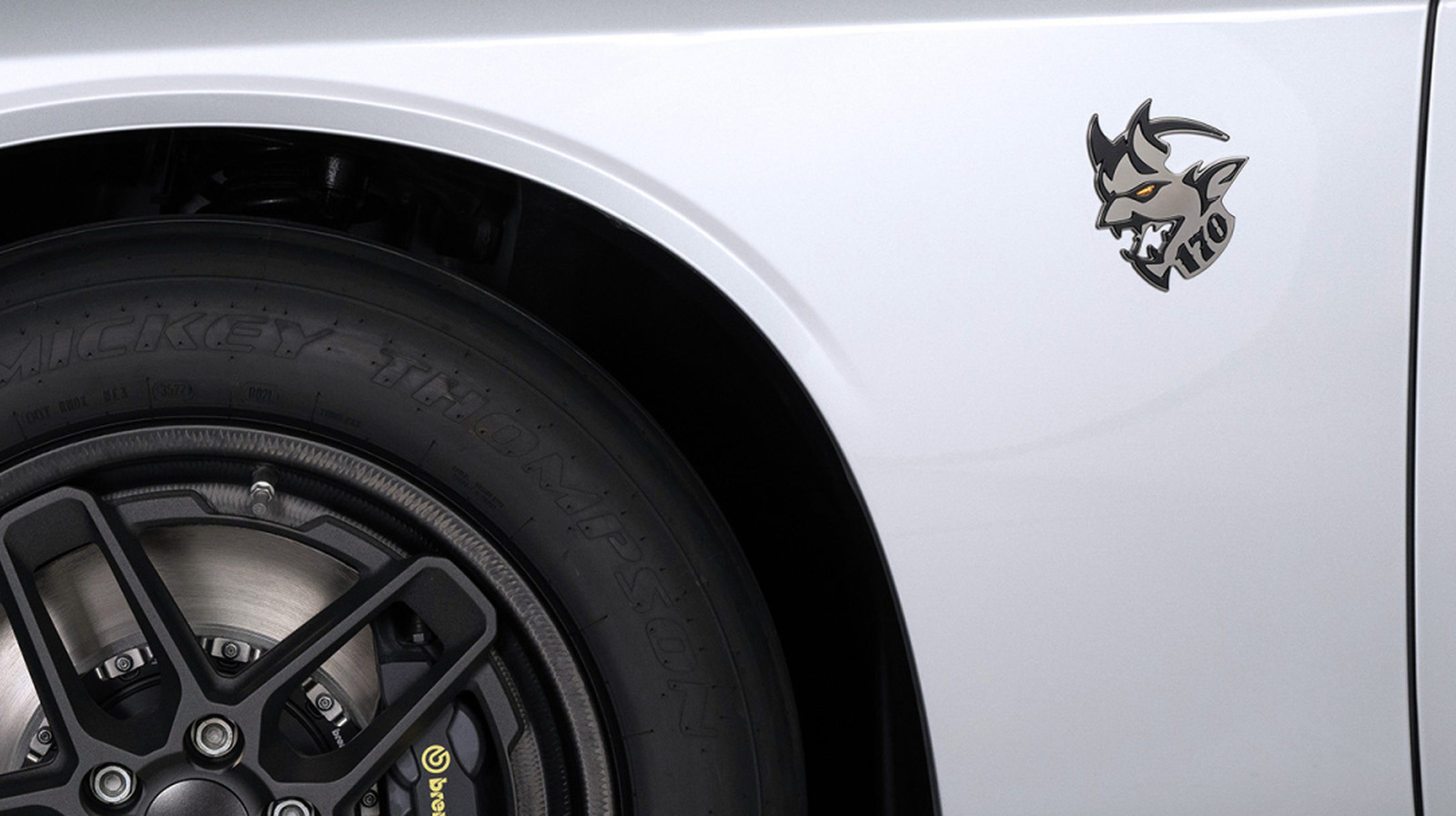 현대의 Dodge Demon 로고는 70년대에 사용된 로고와 어떻게 다릅니까?