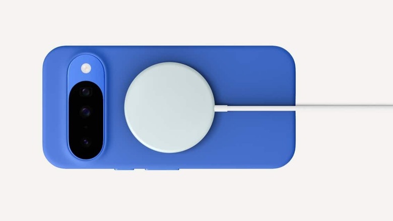 Google Pixel 휴대전화 뒷면의 Pixelsnap 무선 충전기, 흰색 배경