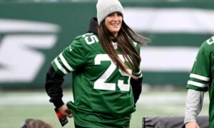 10만 필드 골을 시도한 Jets 열성 팬이 월드컵 티켓을 가지고 MetLife로 돌아왔습니다.