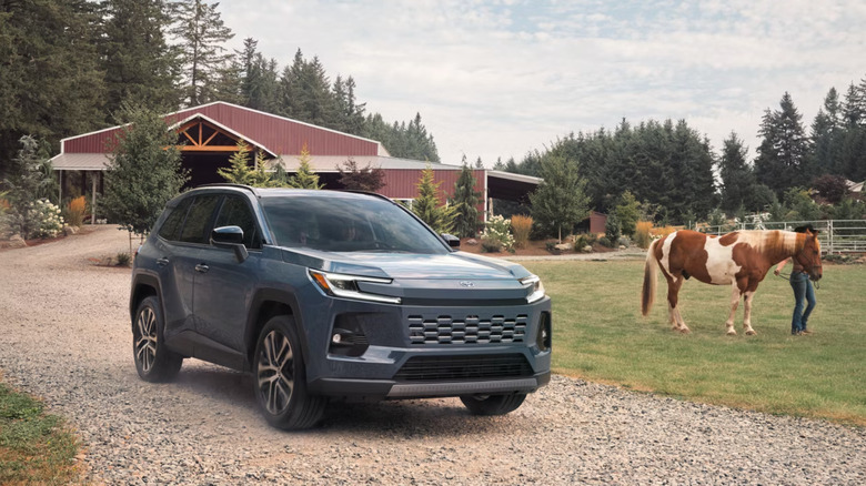 말과 함께 농장에 있는 2026 Toyota RAV4