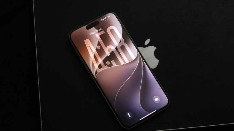 새로운 iOS 27 배경화면이 적용된 iPhone