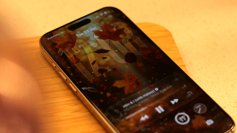 Liquid Glass를 사용한 iOS 27 잠금 화면