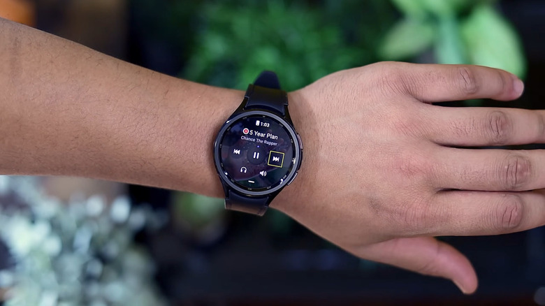Samsung Galaxy Watch에서 범용 제스처를 사용하는 사람