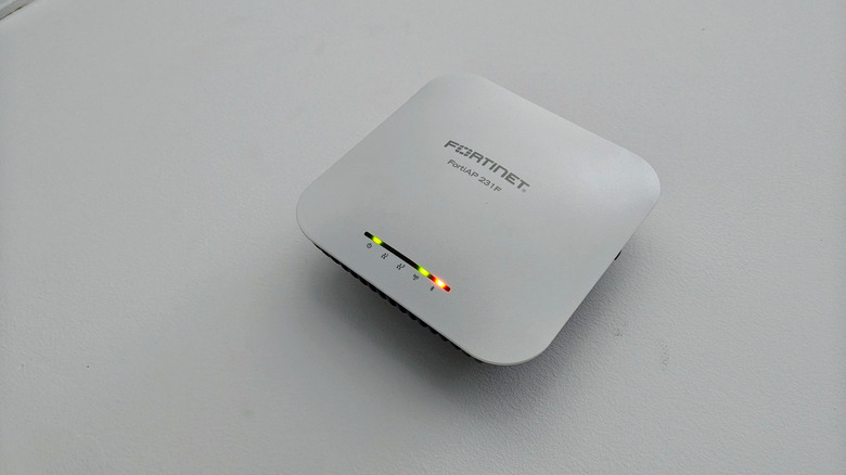 회색 표면의 Fortinet 무선 액세스 포인트