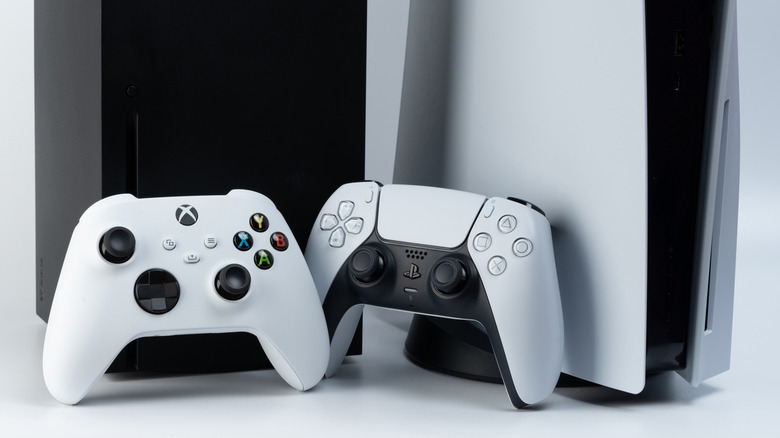 Xbox Series X와 PlayStation 5 사이에 컨트롤러가 있는 클로즈업