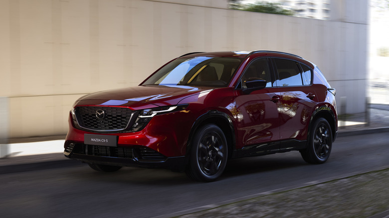 빨간색 Mazda CX-5 SUV가 도시 환경을 주행했습니다.