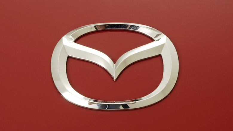 빨간 자동차에 Mazda 배지를 클로즈업한 것입니다.