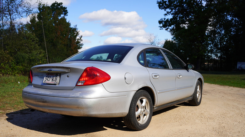 후면 3/4 영역에서 촬영한 90년대 후반/2000년대 초반 은색 Ford Taurus