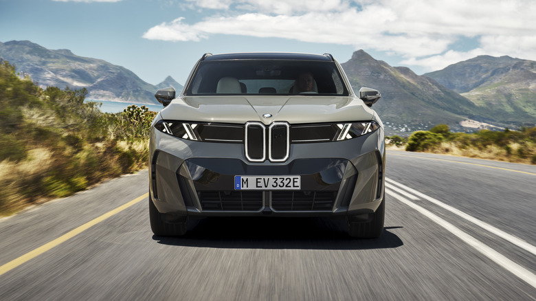 2027 BMW iX5 60 xDrive 전면 모습.