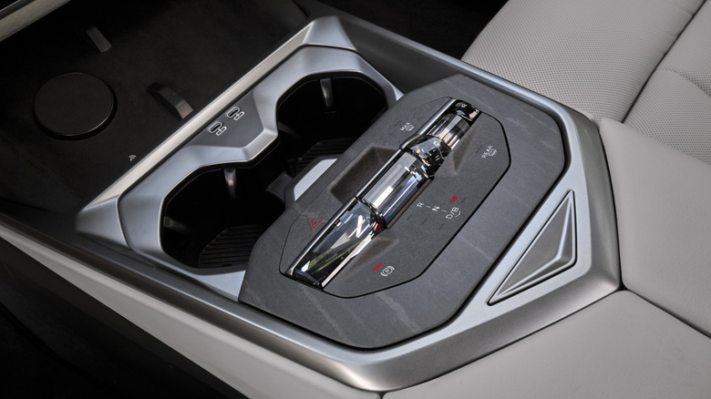 2027 BMW iX5 60 xDrive 센터 콘솔.