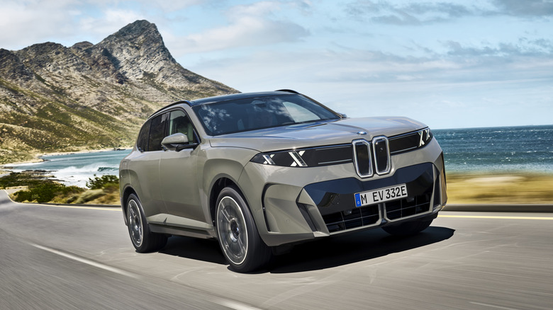 2027 BMW iX5 60 xDrive 주행.