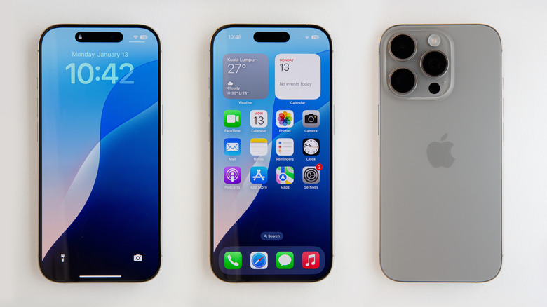 아이폰 3대, 하나는 주요 Apple 앱을 보여줌