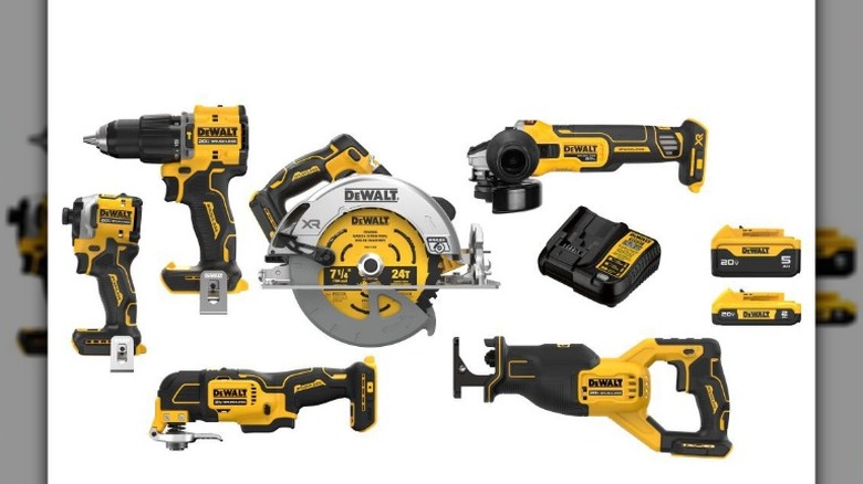 흰색 배경에 있는 DeWalt Max 리튬 이온 무선 6도구 콤보 키트의 도구