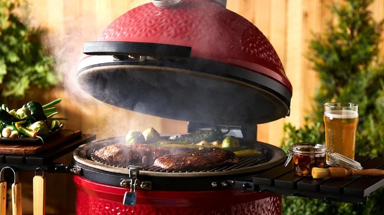 Kamado Joe Classic Joe II 후드를 열고 음식을 굽는 모습