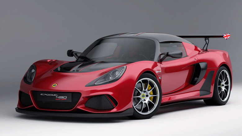 회색 배경에 레드 로터스 Exige 430 컵