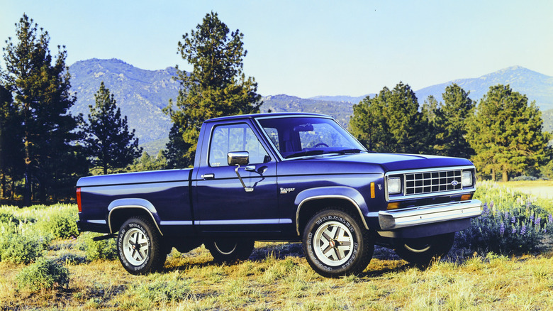 숲 지형에 주차된 1985 Ford Ranger XL, 전면 우측 3/4 뷰
