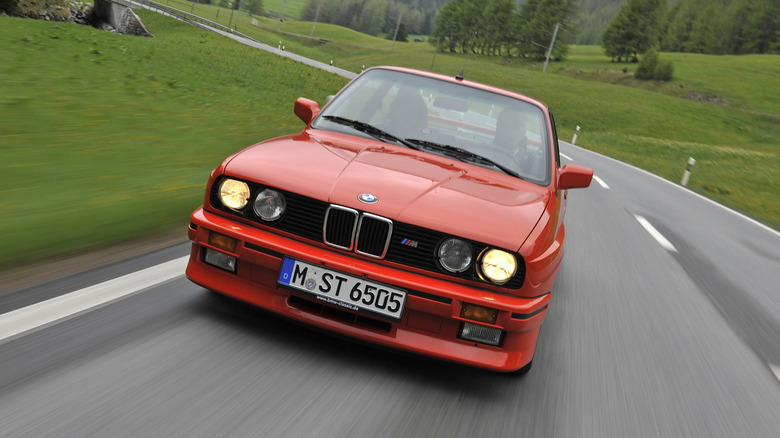 유럽 ​​시골길을 주행하는 BMW E30 M3, 정면도