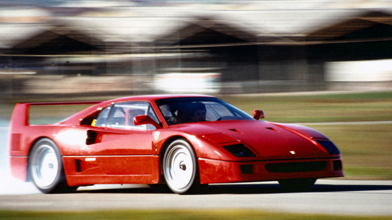 경마장에서 빠른 속도로 운전하는 Ferrari F40, 전면 우측 3/4 뷰