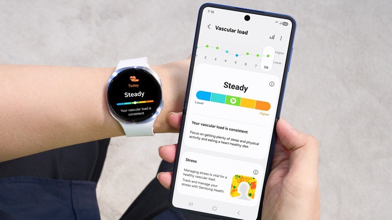 Samsung Health 앱과 함께 Samsung Galaxy Watch 8을 사용하는 사람