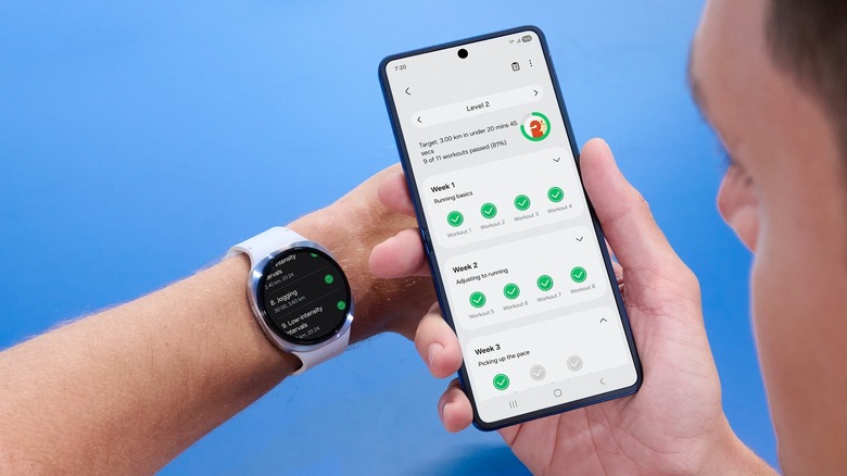Samsung Health 앱과 함께 Galaxy Watch 8을 사용하는 사람