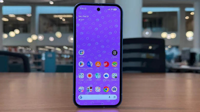 책상 위에 똑바로 서 있는 Pixel 10a