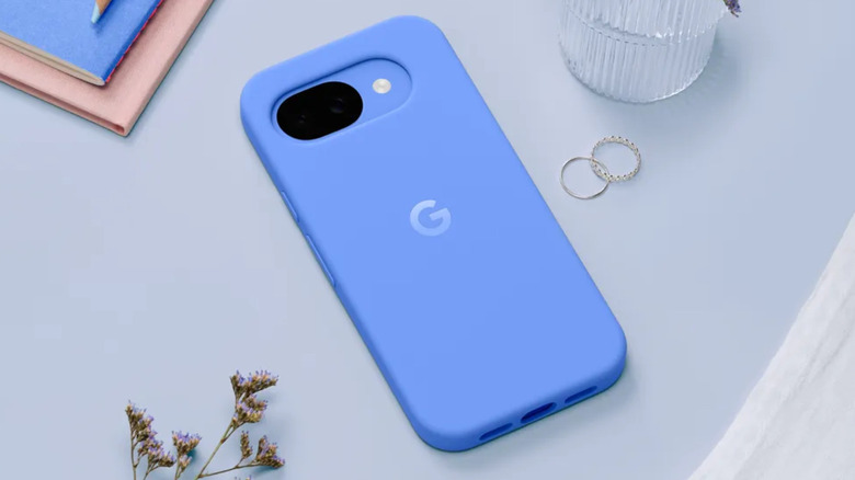 파란색 케이스가 장착된 Pixel 10a