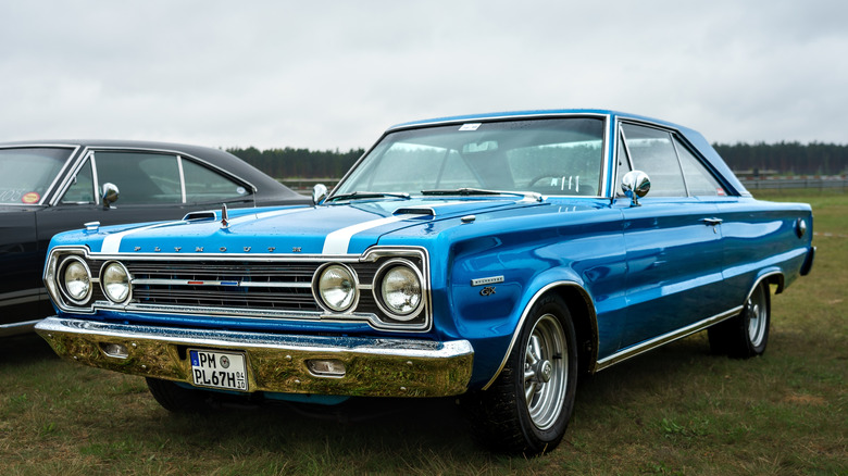 잔디 위에 주차된 1967년 Plymouth GTX, 전면 왼쪽 3/4 뷰