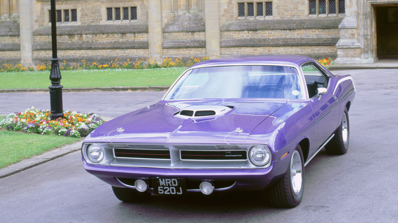 1970년 플리머스 헤미 '쿠다(Plymouth Hemi 'Cuda)가 고전적인 집 앞에 주차되어 있습니다. 정면도