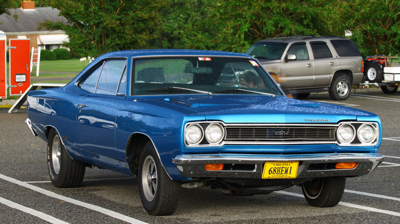 주차장에 주차된 1968 Plymouth GTX, 정면 우측 3/4 뷰