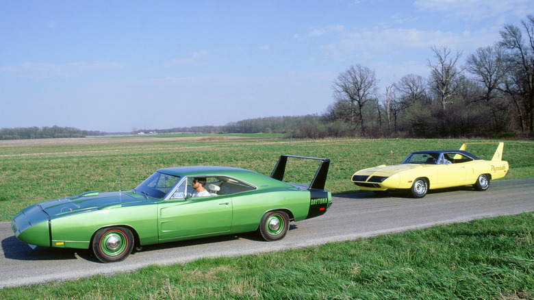 Dodge Charger Daytona(및 시골길에 주차된 Plymouth Superbird, 왼쪽 모습)