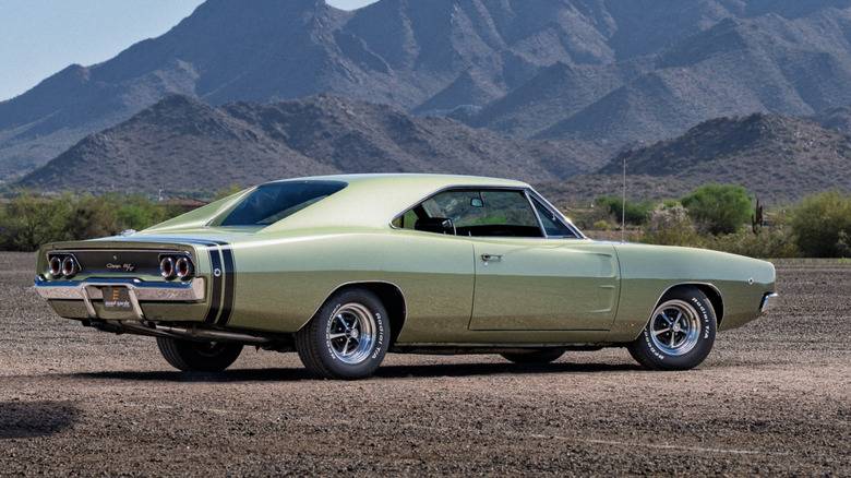 사막에 주차된 1968 Dodge Charger R/T, 오른쪽 모습