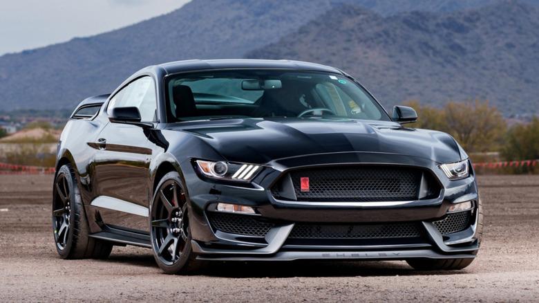 사막에 주차된 검은색 2017 Ford Mustang Shelby GT350R의 전면 모습.