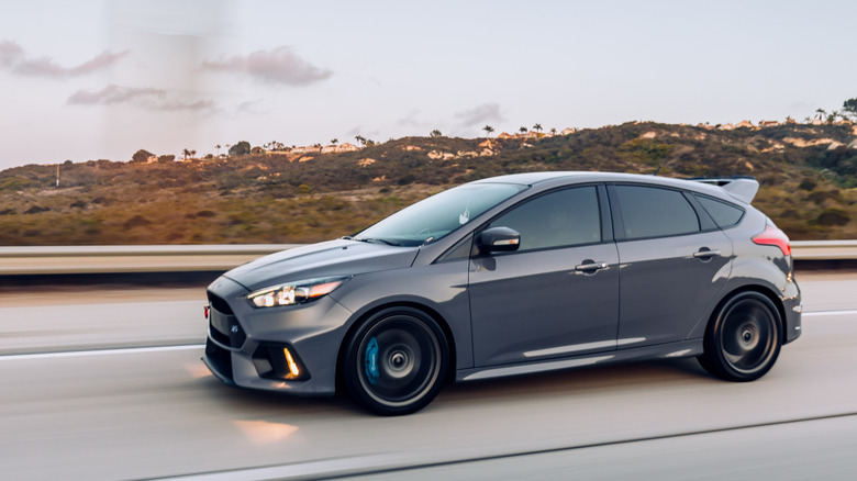 고속도로를 주행하는 회색 Ford Focus RS의 측면 모습.