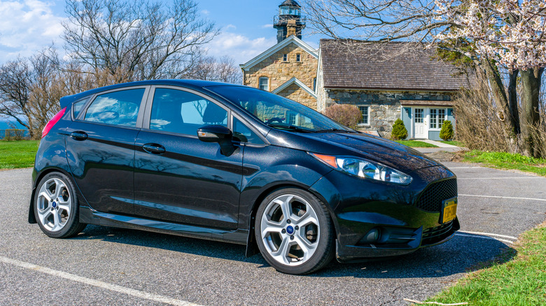 주차장에 주차된 검정색 Ford Fiesta ST의 전면 3/4 뷰.