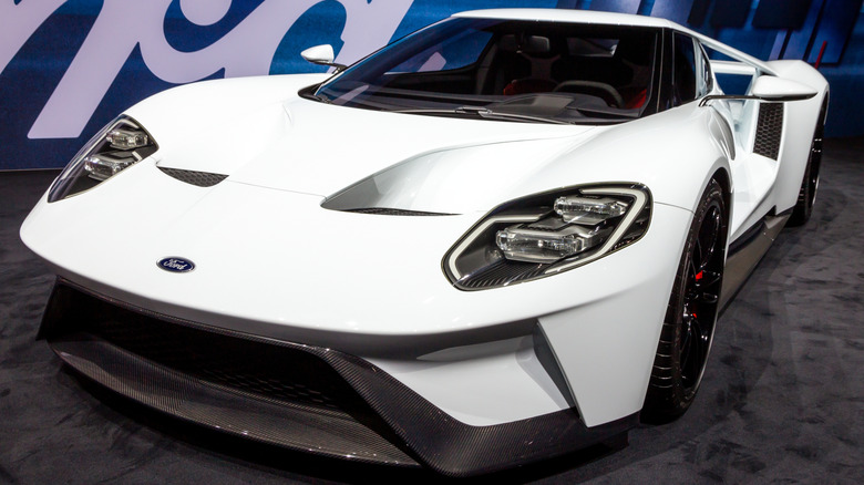 자동차 쇼 부스에 전시된 흰색 Ford GT의 전면 3/4 뷰.