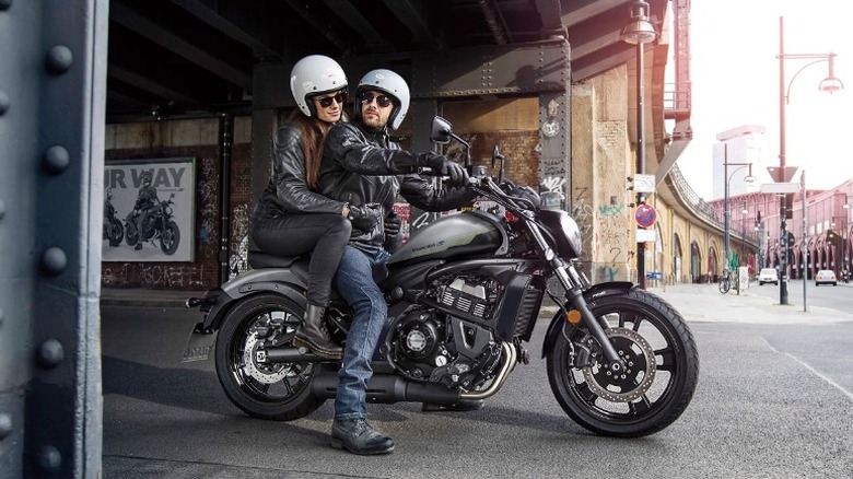 Kawasaki Vulcan S에 정지한 두 명의 라이더, 측면도