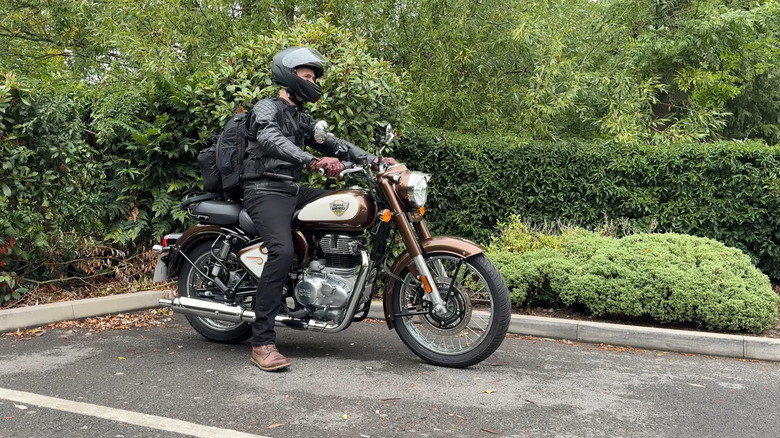 Royal Enfield Classic 350을 타고 주차장에서 출발하려는 사람