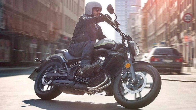 Kawasaki Vulcan S를 타고 도시 거리를 달리는 남자
