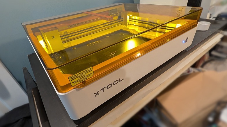 데스크탑의 xTool M2.